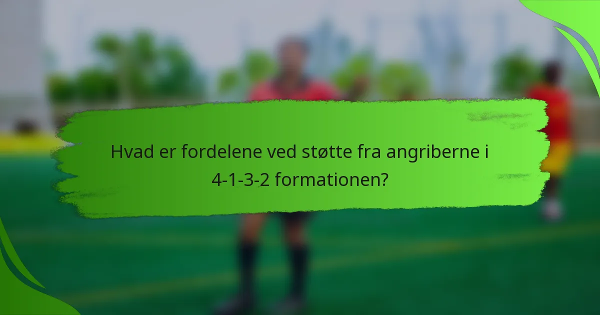 Hvad er fordelene ved støtte fra angriberne i 4-1-3-2 formationen?